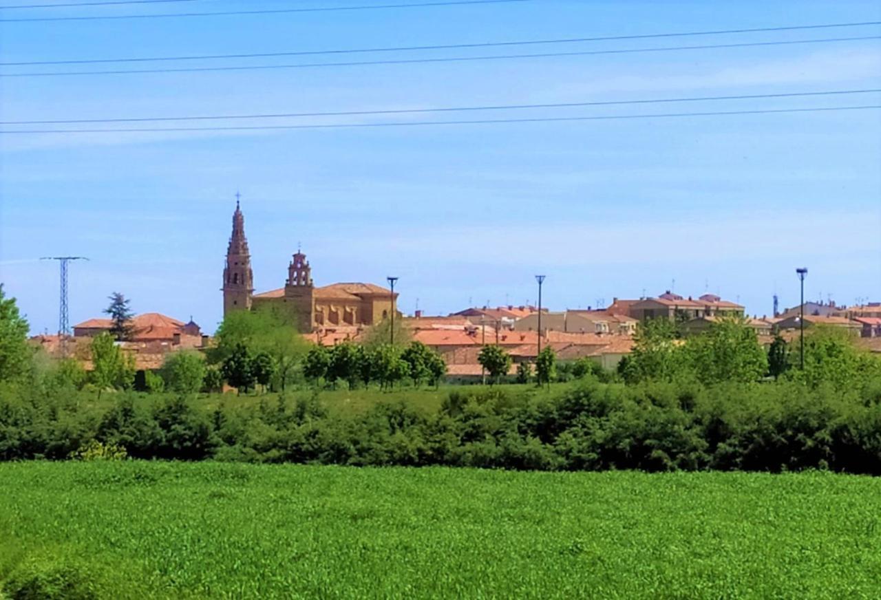 Parador De Санто Доминго де ла Калсада Екстериор снимка
