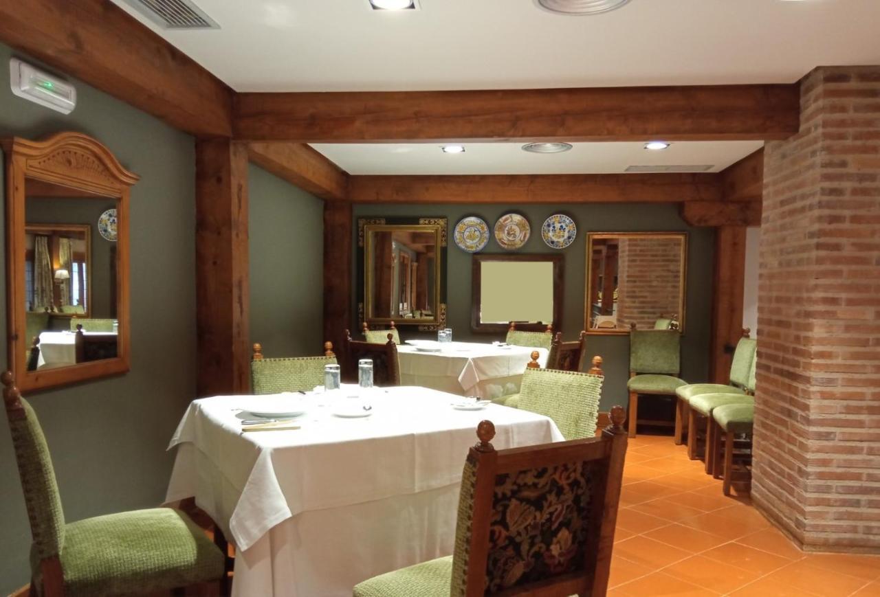 Parador De Санто Доминго де ла Калсада Екстериор снимка