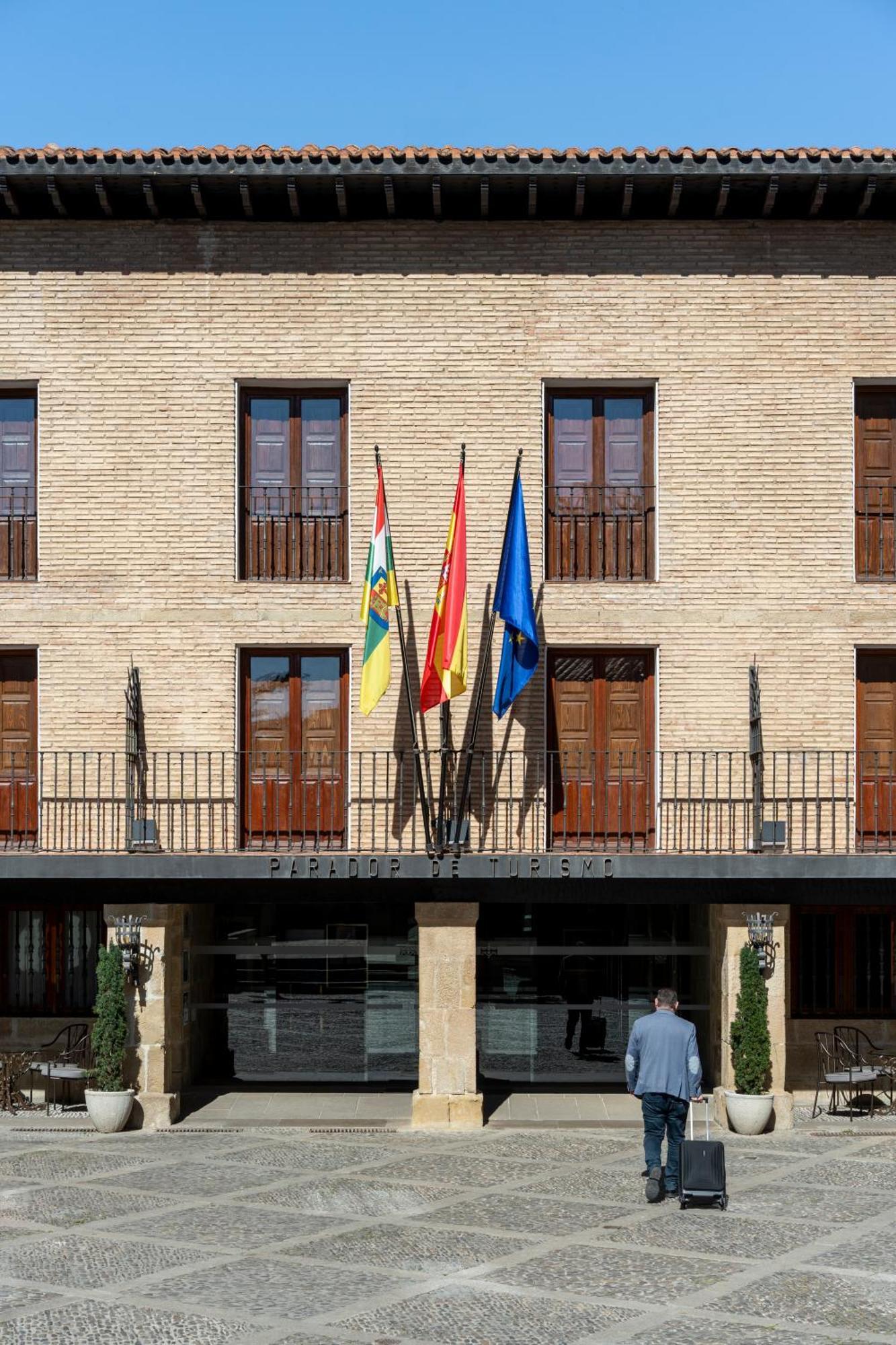 Parador De Санто Доминго де ла Калсада Екстериор снимка