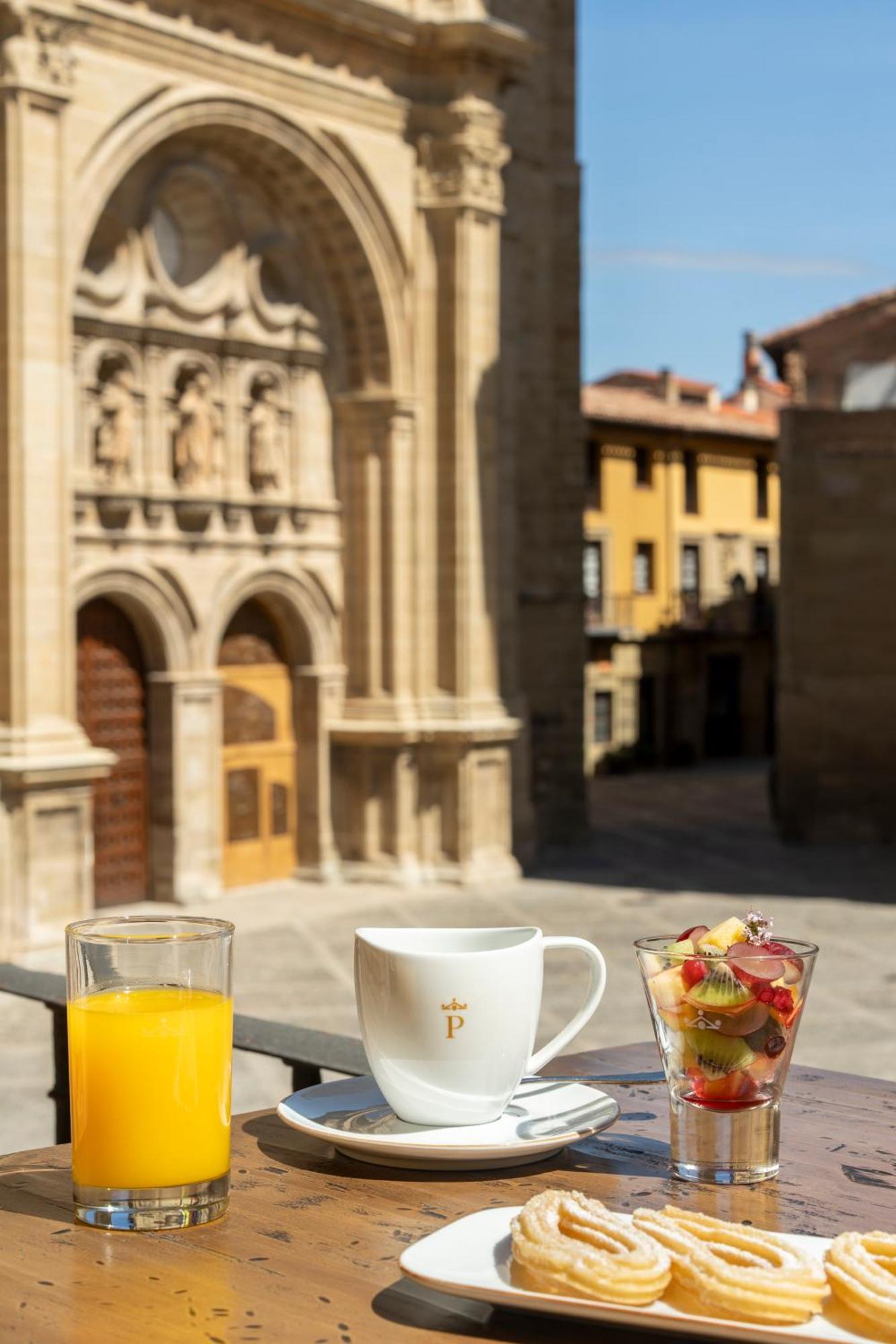 Parador De Санто Доминго де ла Калсада Екстериор снимка